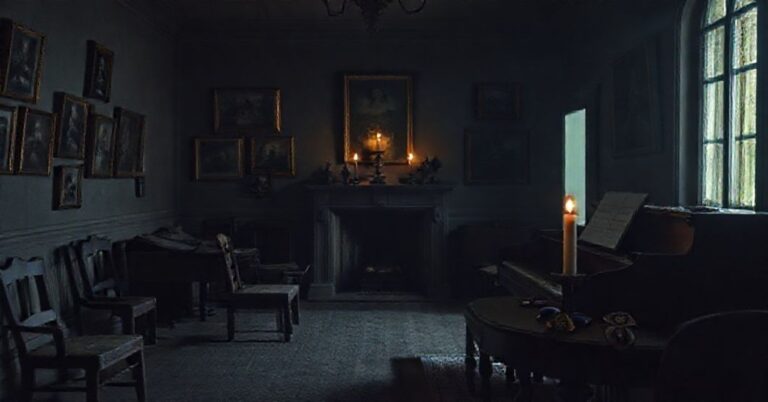 Wnętrze opuszczonego domu francuskiej rodziny z usuniętymi twarzami na zdjęciach i zardzewiałym Orderem Legii Honorowej. Scena symbolizuje duchową pustkę współczesnej Francji.