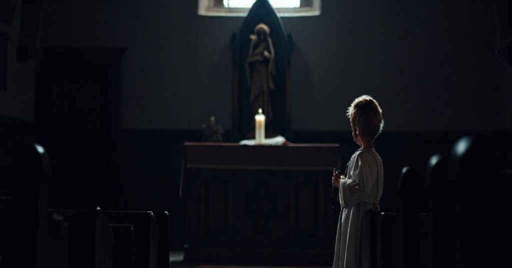 Dziecko w prostej stroju stoi przed skromnym ołtarzem kościelnym, trzymając różaniec i patrząc na starą figurę świętego. Scena podkreśla autentyczną pobożność w tradycyjnym kościele katolickim.