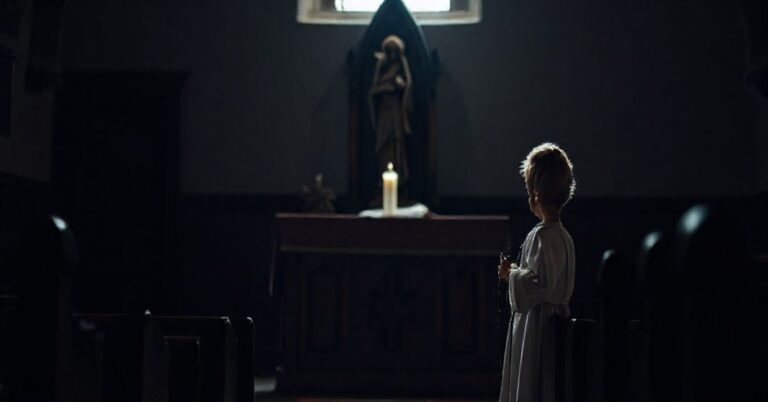 Dziecko w prostej stroju stoi przed skromnym ołtarzem kościelnym, trzymając różaniec i patrząc na starą figurę świętego. Scena podkreśla autentyczną pobożność w tradycyjnym kościele katolickim.
