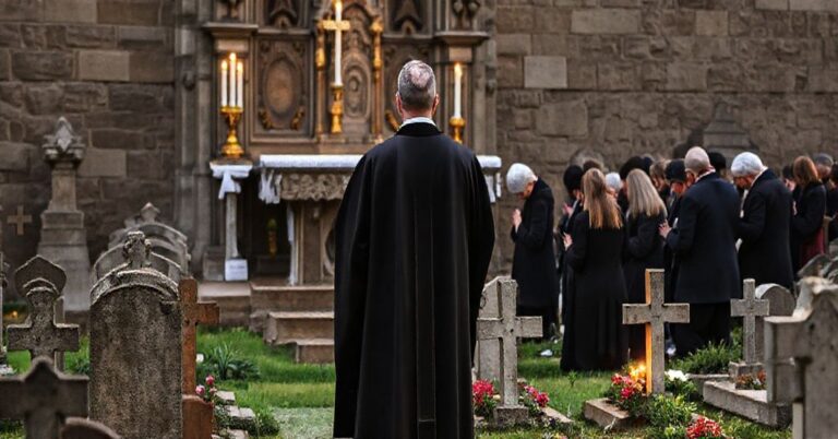 Uroczysty obraz Dnia Zadusznego z tradycyjną mszą za dusze w czyśćcu.