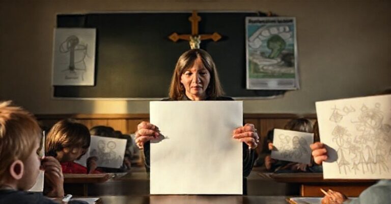 Tradycyjny katolicki klasowy pokój szkolny z nauczycielem trzymającym pustą kartkę papieru i dziećmi rysującymi chaotyczne pikogramy zamiast pisać. Minister Barbara Nowacka w tle, jej twarz zacieniona. Krzyż wiszący na ścianie częściowo zasłonięty plakatem propagandowym zmiany klimatu. Atmosfera jest smutna, odzwierciedlająca upadek prawdziwej edukacji i wzrost sekularyzacji w polskich szkołach.