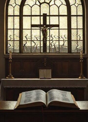 Edyta Stein - Fałszywe Świętość w Oczach Katolickich Tradycjonalistów Pusty krzyż i zamknięta księga na ambonie w tradycyjnym kościele katolickim, symbolizujące fałszywe świętość Edyty Stein.