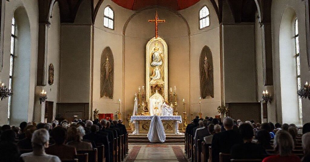 Wnętrze kościoła w Brzeziance Łąckiej z nowym ołtarzem Matki Bożej Różańcowej w trakcie rzekomej konsekracji przez fałszywego biskupa Jacka Kicińskiego. Scena podkreśla brak autentycznego kultu i obecności sakramentalnej.