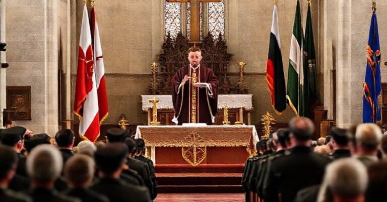 Scena w katedrze w Radomiu z fałszywym "biskupem" Markiem Solarczykiem podczas patriotycznej mszy bez kultu Chrystusa Króla