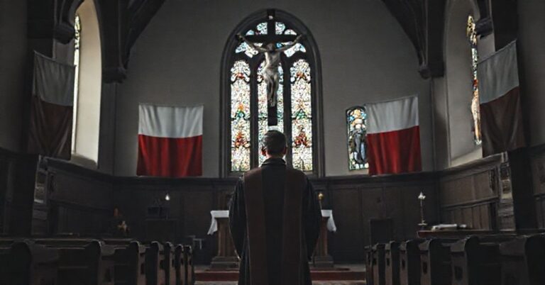 Scena wnętrza tradycyjnego kościoła katolickiego z księdzem stojącym przed krzyżem, odzwierciedlającym smutek za historyczne krzywdy bez pokuty