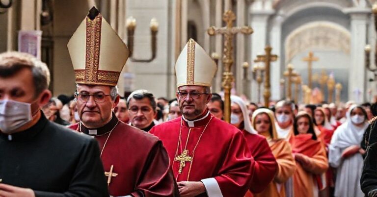 Powierzchowna msza jubileuszowa w nowej kościołach z fałszywymi sakramentami