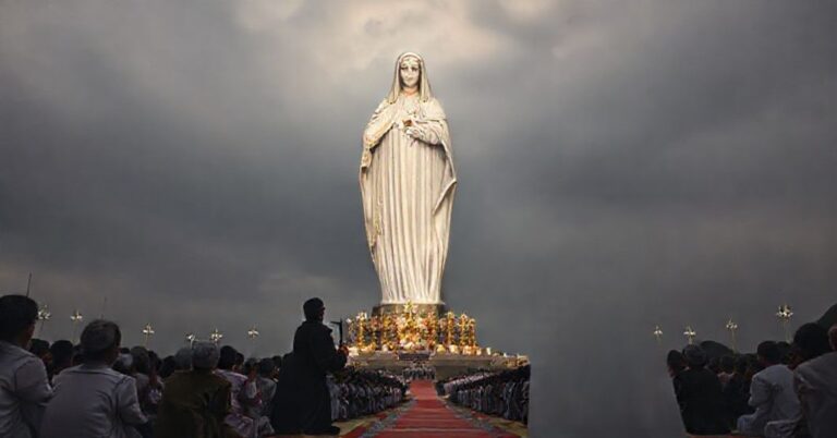 Mało wiarygodny obraz inauguracji 54-metrowego pomnika "Matki Bożej Fatimskiej" w Crato, Brazylia.