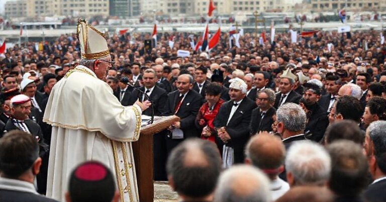 Sobór katolicki w Bejrucie przedstawia fałszywego papieża w stroju papieskim podczas przemówienia o ekumenicznym pokoju