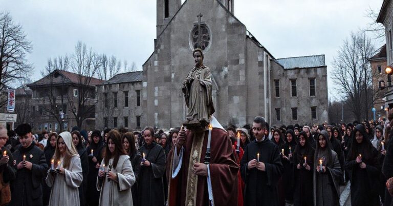 Pielgrzymka katolicka w Łomży z procesją św. Wawrzyńca, symbolizująca fałszywy patronat i duchową pustkę współczesnego kościoła.