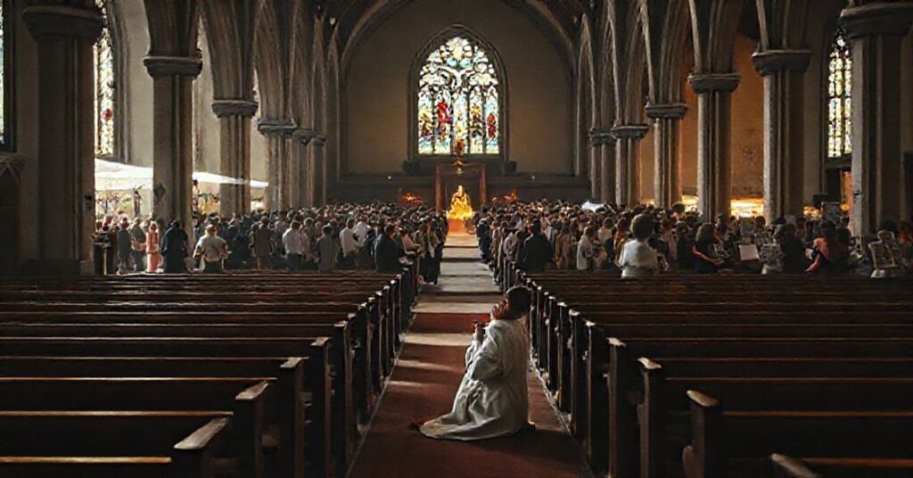 Pusty kościół w tle festywalu literackiego - symbol apostazji kulturalnej