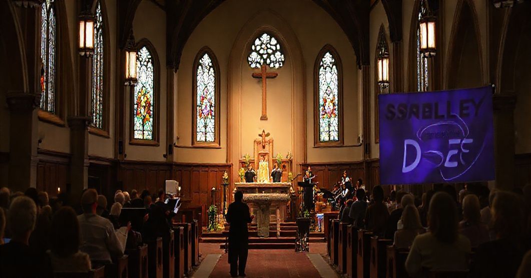 Wnętrze kościoła z pustym ołtarzem i obecnością współczesnej muzyki religijnej i protestanckiej podczas festiwalu „Psallite Deo” w Kętach.