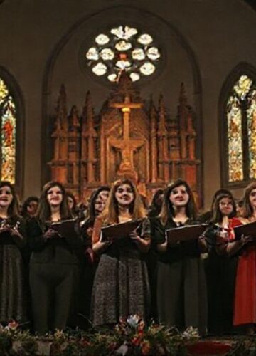 Scena z festiwalu pieśni w Sandomierzu pokazująca mieszanie elementłw religijnych i patriotycznych w kontekście modernistycznym