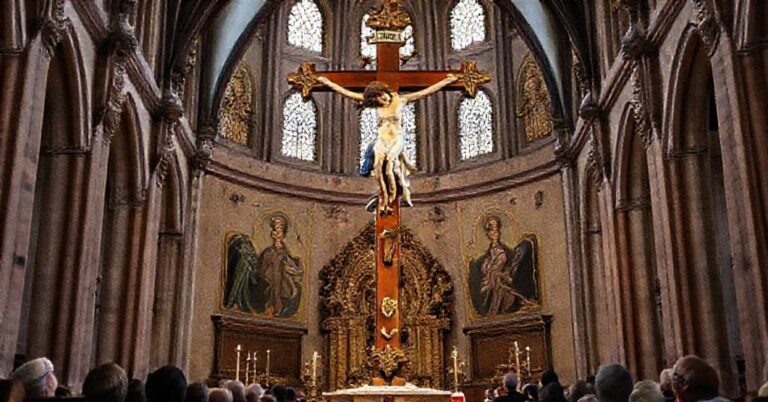 Uroczystość poświęcenia siedmiometrowego krzyża w kolegiacie w Głogowie z wizerunkami Chrystusa Ukrzyżowanego i Zmartwychwstałego