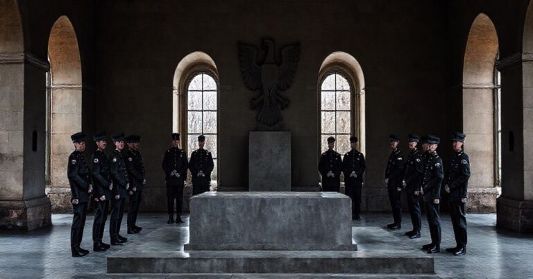 Grób Nieznanego Żołnierza w Warszawie bez symboli chrześcijańskich, akcentujący świecki kult bohaterstwa