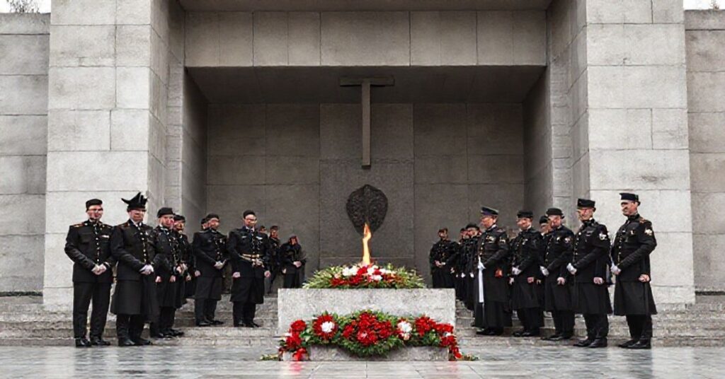 Uroczystość przed Grobem Nieznanego Żołnierza w Warszawie - kontrowersyjne święto niepodległości bez Chrystusa Króla