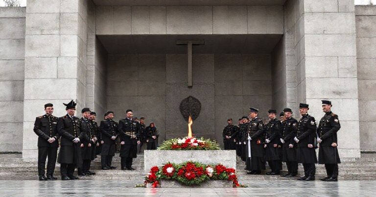 Uroczystość przed Grobem Nieznanego Żołnierza w Warszawie - kontrowersyjne święto niepodległości bez Chrystusa Króla