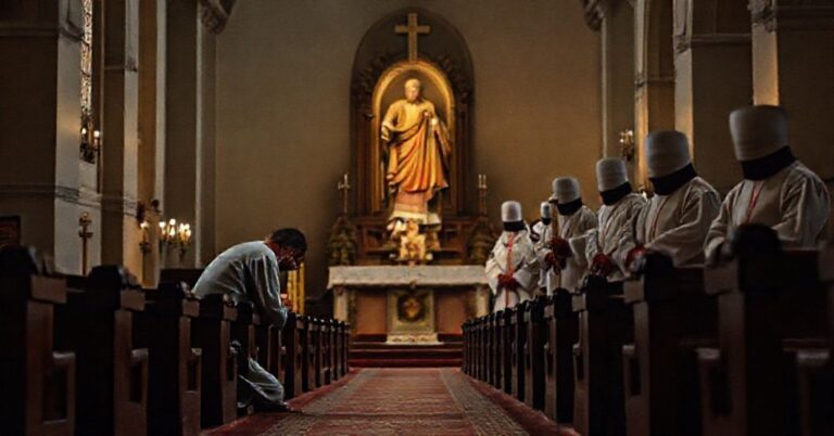 Wnętrze kościoła katolickiego z modlącą się osobą przed posągiem św. Józefa, na tle przedstawicieli diecezji gliwickiej i krakowskiej ignorujących fundusz pomocowy dla ofiar