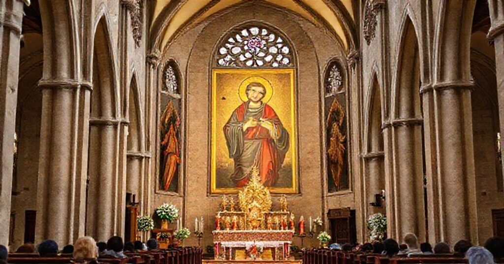 Tradycyjna Ikona Matki Bożej Częstochowskiej na ołtarzu w katedrze Notre-Dame podczas Mszy Świętej z wiernymi i kapłanem w tradycyjnym stroju.