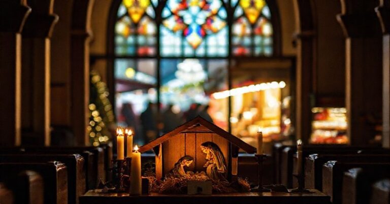 Solemne sceny Bożego Narodzenia w kościele z tymczasowym widokiem komercyjnego jarmarku przez witrażowe okno