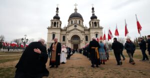 Jasna Góra w sezonie pielgrzymkowym - modlący się pielgrzymi pod sanktuarium Matki Bożej