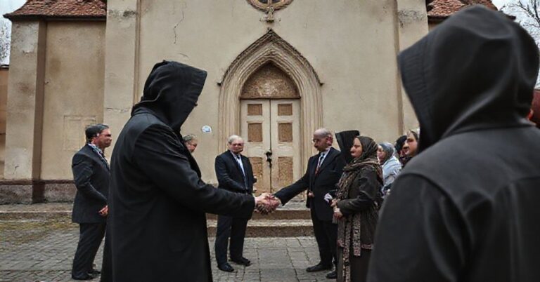 Sceny w Kaliszu przedstawiające fałszywego biskupa Damiana Bryla dziękującego urzędnikom i migrantom przed niedokończonym remontem kościoła