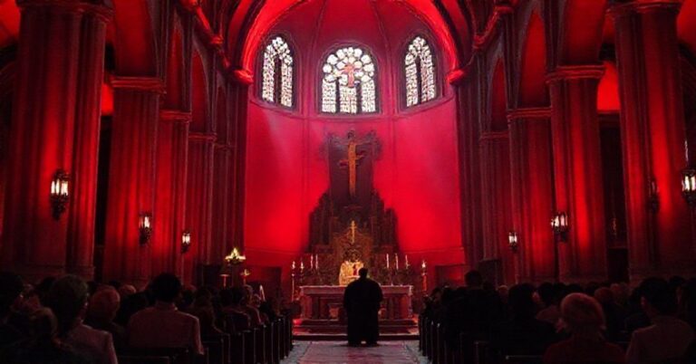Cerkiew w Kaliszu oświetlona na czerwono podczas wydarzenia „Red Wednesday” - symbolizuje powierzchowną pomoc chrześcijańską.