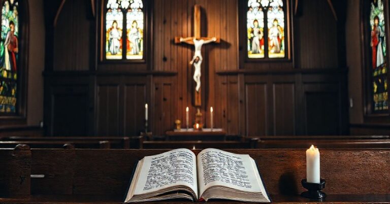 Sobór katolicki z krzyżem i otwartym nutami Chopina na ławce