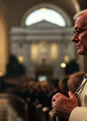 Kapłan modli się przed posągiem Chrystusa podczas ceremonii wręczenia medalu wolności Tradycyjny katolicki kapłan modlący się przed posągiem Jezusa Chrystusa podczas ceremonii w Białym Domu wręczania medalu wolności Charlie'emu Kirkowi.