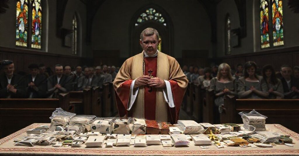 Prawdziwy katolicki kapłan w tradycyjnych ornatach stoi w kościele z witrażami w tle i trzyma krzyż podczas modlitwy za pokój duchowy wobec narkotykowej plagi