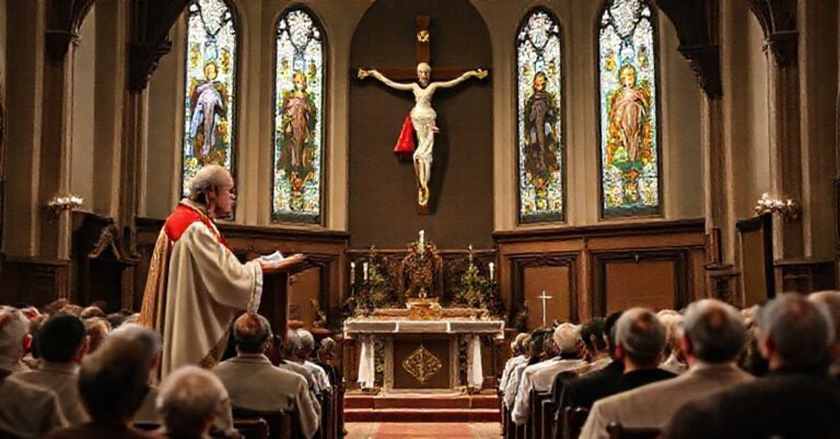 Wnętrze tradycyjnego kościoła z homilią kardynała Pierbattisty Pizzaballi OFM, przedstawiające modernistyczne zniekształcenie męczeństwa