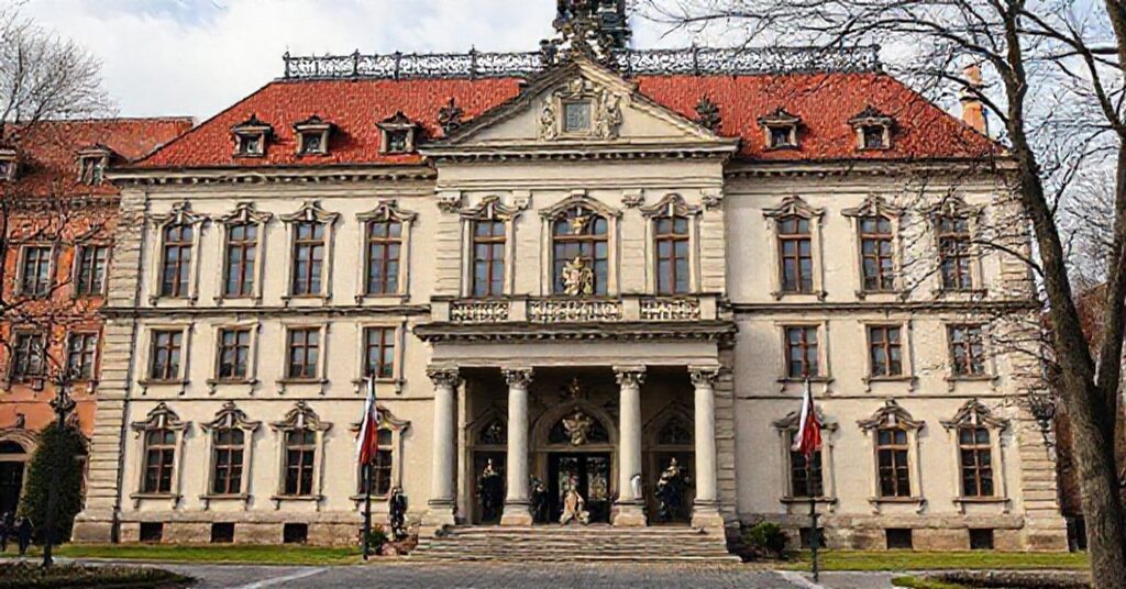 Kardynał Edmund Dalbor w katedrze gnieźnieńskiej, symbolizujący fałszywy ekumenizm z laickim państwem i brak uznania Chrystusa Króla