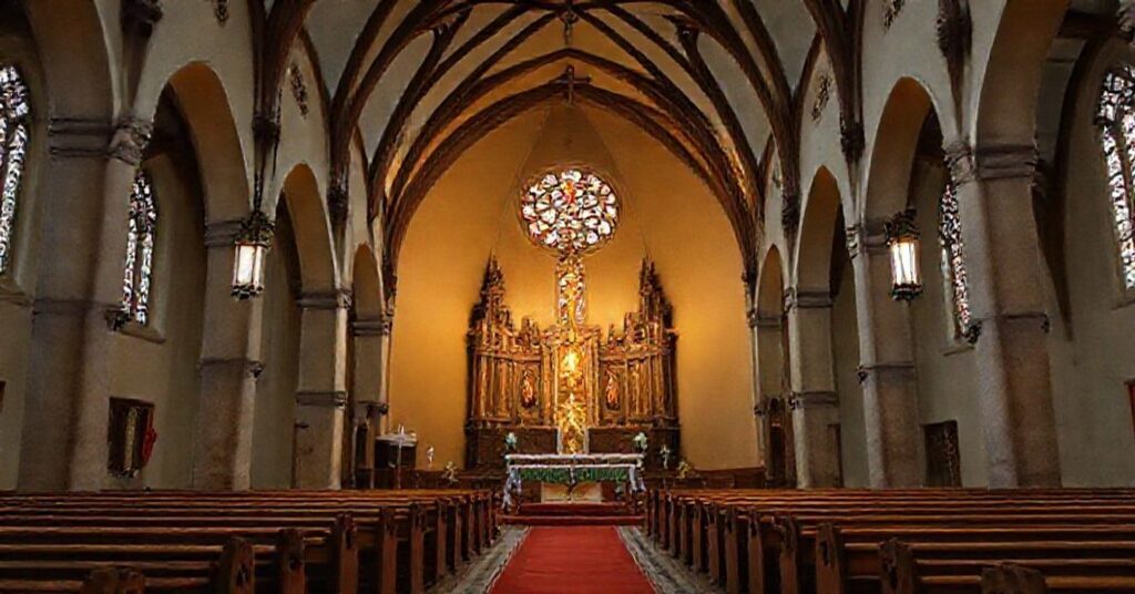 Katedra krakowska z biskupem Grzegorzem Rysiem w tradycyjnym habitze biskupim