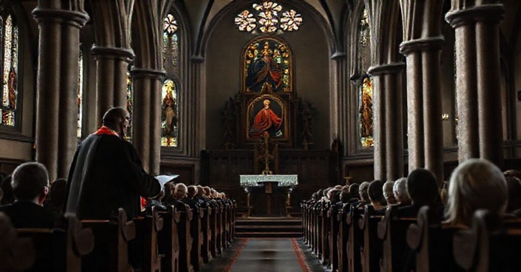 Kardynał Grzegorz Ryś wygłasza kazanie w kościele Matki Boskiej Częstochowskiej w Ksawerowie. Scena przedstawia tradycyjną architekturę kościelną w kontrastie z modernistycznym nauczaniem.