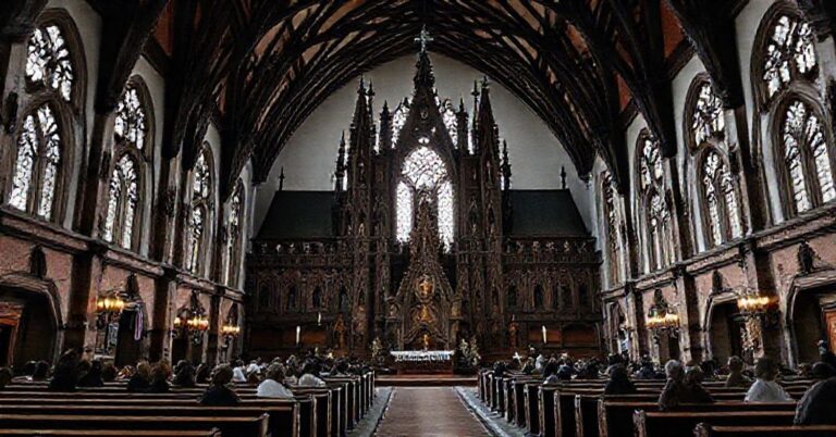 Kardynał Grzegorz Ryś w tradycyjnym ornacie kapłańskim przed ołtarzem w katedrze na Wawelu.