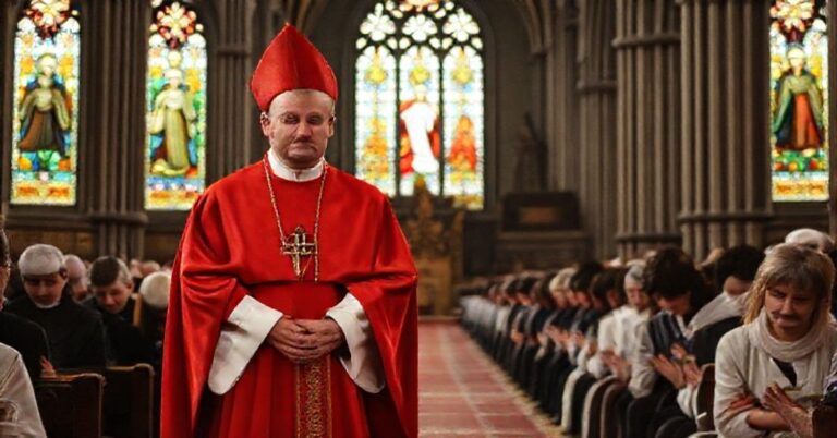 Kardynał Grzegorz Ryś w tradycyjnym stroju w Krakowskiej katedrze