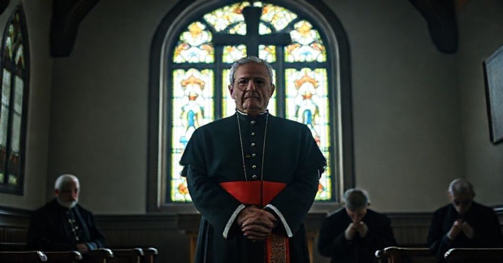 Portret kardynała Claudio Gugerottiego w białoruskim koście z księżami Henrykiem Okołotowiczem i Andrzejem Juchniewiczem modlącymi się wobec opresyjnego reżimu.