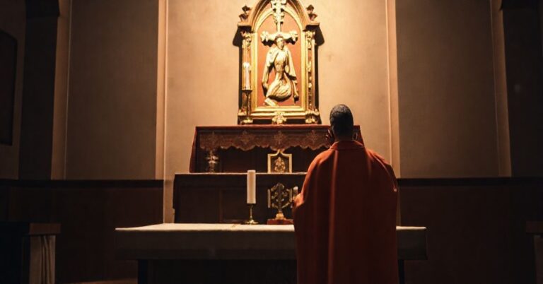 Kardynał w liturgicznej szacie modli się przed krzyżem, symbolizując sprzeciw wobec fałszywych objawień i modernistycznych odchyleń w Kościele katolickim.