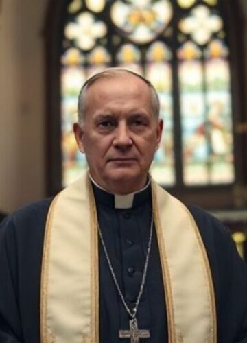 Kardynał w obronie niezmiennej nauki Kościoła Kardynał w tradycyjnym stroju katolickim w świątyni, symbolizujący obronę nauki Kościoła przeciw modernistycznym atakom