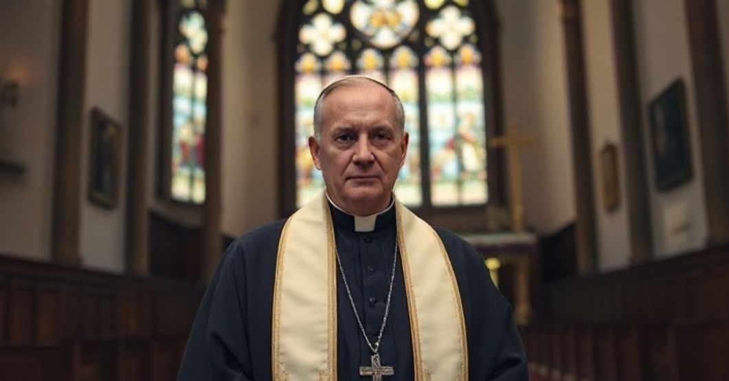 Kardynał w tradycyjnym stroju katolickim w świątyni, symbolizujący obronę nauki Kościoła przeciw modernistycznym atakom