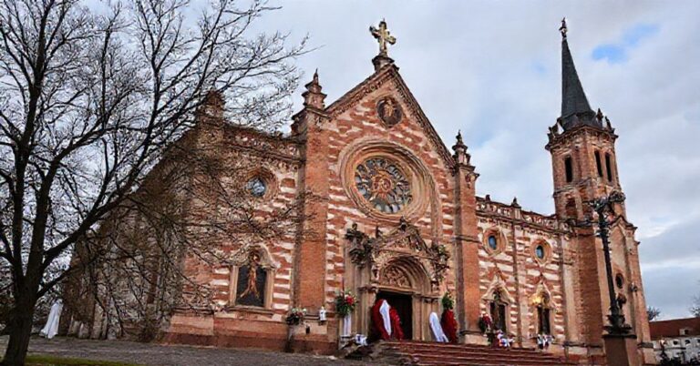 Kardynał Grzegorz Ryś w ornaty przed krakowskim kościołem św. Marii Magdaleny, widok z Wawelu.