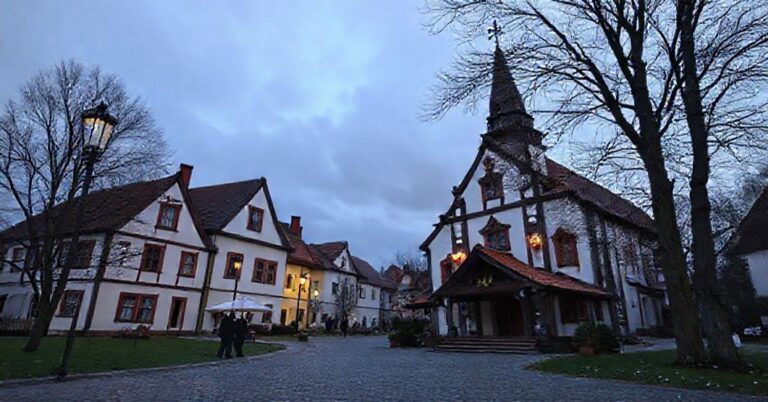 Karmelitański tercjarz Karol Kaleta w tradycyjnym szkaplerzu modli się przed obrazem Matki Bożej.