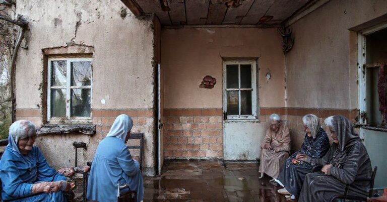 Zdjęcie zniszczonego tarasu w Domu Pomocy Społecznej św. Józefa w Woli Gułowskiej bez widocznych elementów duchowych.