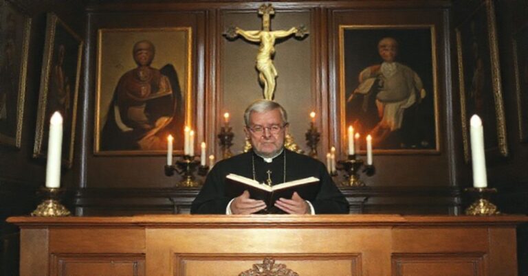 Treściwy obraz prywatnej kaplicy z Karolem Wojtyłą wygłaszającym przemówienie w 1980 roku w Pałacu Apostolskim.