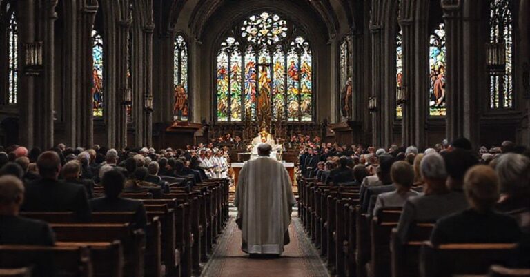 Scena wnętrza katedry we Wrocławiu z tradycyjnymi elementami kościelnymi i współczesnymi symbolami ekumenizmu podczas uroczystości 60. rocznicy wymiany listów między polskimi i niemieckimi biskupami.