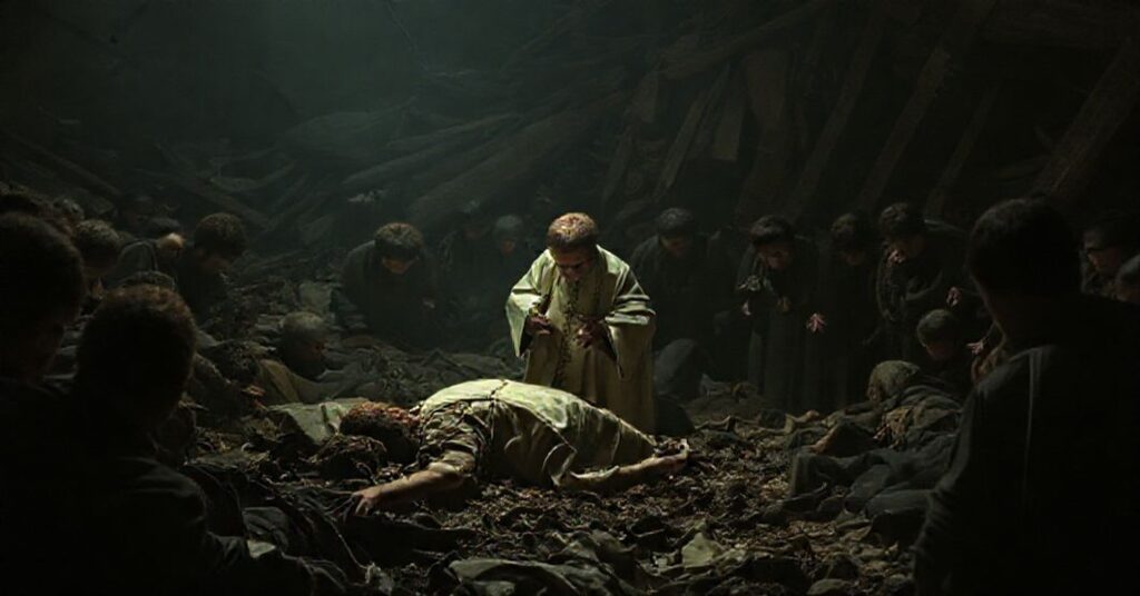 Scena katolicka z katastrofy promu "Jan Heweliusz" - ksiądz udzielający sakramentu namaszczenia umierającym w chaosie rozbicia promu