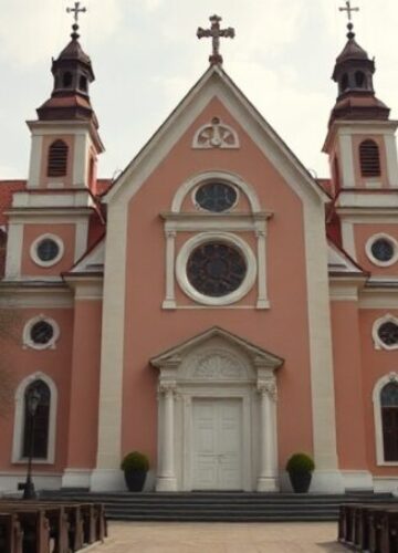 Katedra katolicka - synkretyzm religijny Stara katedra katolicka z trójką religijnym: rabinem, kapłanem i imamem na tle gotyckich witraży.