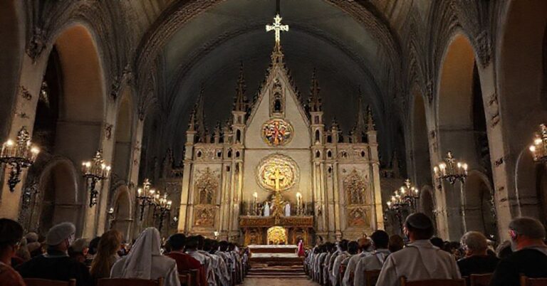 Stara katedra katolicka symbolizuje upadek tradycji w Europie 2025