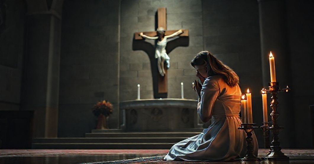 Młoda kobieta w stroju katolickim modli się przed krucyfiksem, symbolizując tradycyjne katolickie podejście do adopcji jako skutku grzechu.