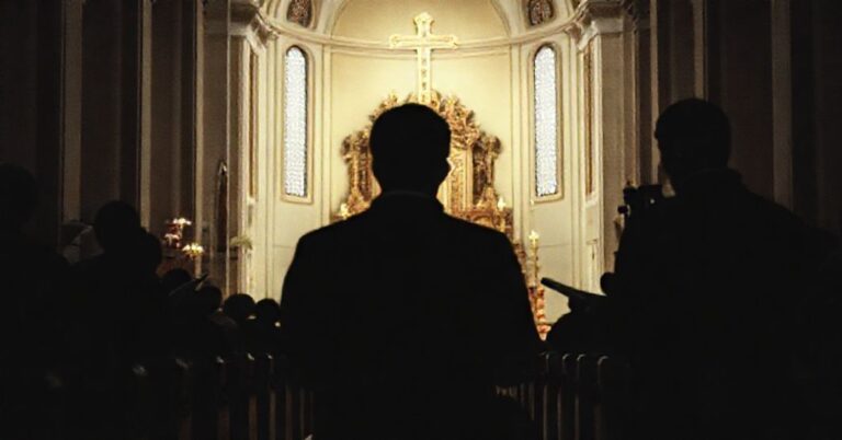 Wnętrze kościoła katolickiego podczas tradycyjnej Mszy św. z reporterami KAI w tle.