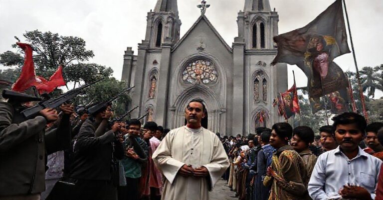 Katedra katolicka w Dhace otoczona dymem po atakach islamskich. Wierni modlą się pod kierunkiem tradycyjnego księża w sutannie, podczas gdy uzbrojeni muzułmanie czyhają w tle. Scena ujawnia konflikt wiary z prześladowaniem.